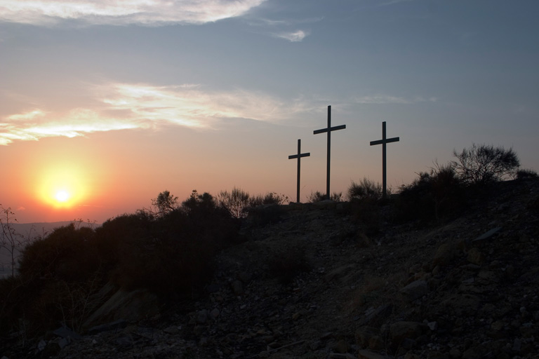 Virar as costas para Deus, é renegar todo sacrifício de Seu Filho na Cruz. Acenda uma vela pela reparação de seu pecados no Oratório da Medalha Milagrosa