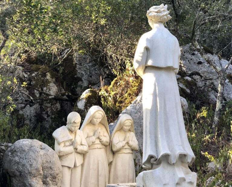 Anjo de Portugal ensina os pastorinhos