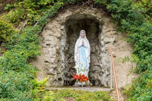 Terceira aparição: imagem mostra representação de Nossa Senhora de Lourdes